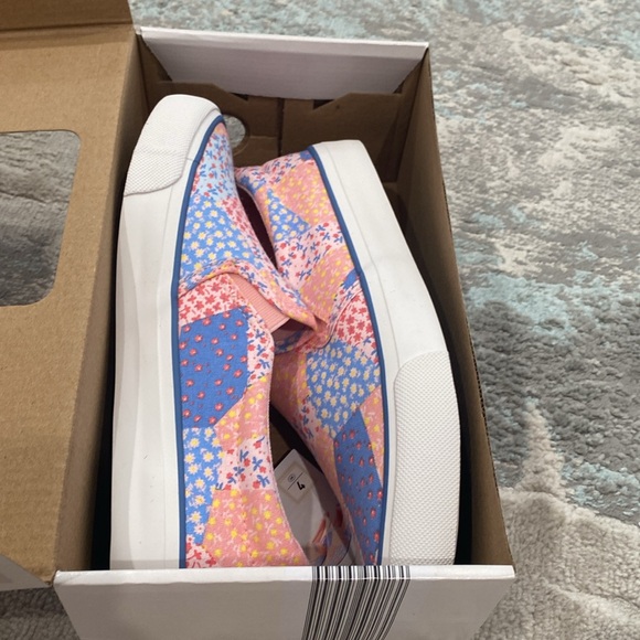 NIB L & D CHILDREN’S MEMORY FOAM CANVAS SLIP ONS FLORAL PRINT. - Picture 2 of 6